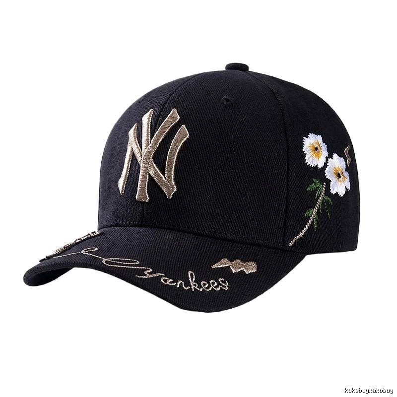 Embroidered style black cap of the MLB Yankees team.