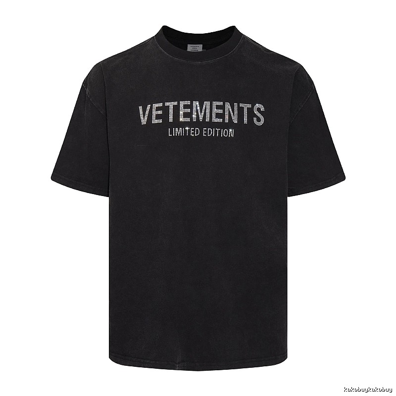 Logo Detail Statement graphic T-shirt Black Colorful Lucky with Relaxed Feel