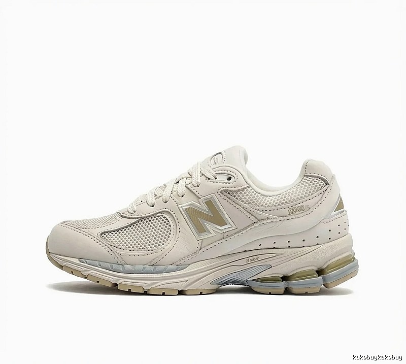 New Balance retro-style off-white sports shoes