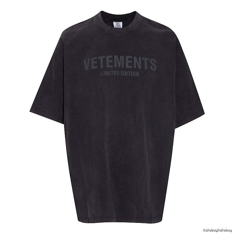 Patterned Statement graphic T-shirt Black Colorful Lucky with Polished Detail