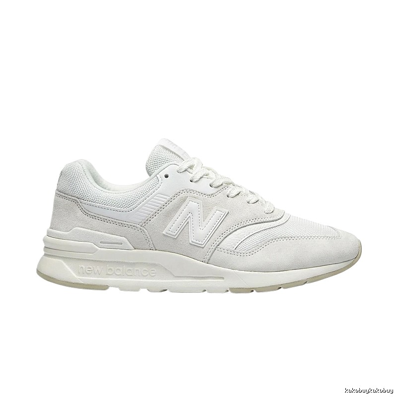 Retro-style white shoes of New Balance